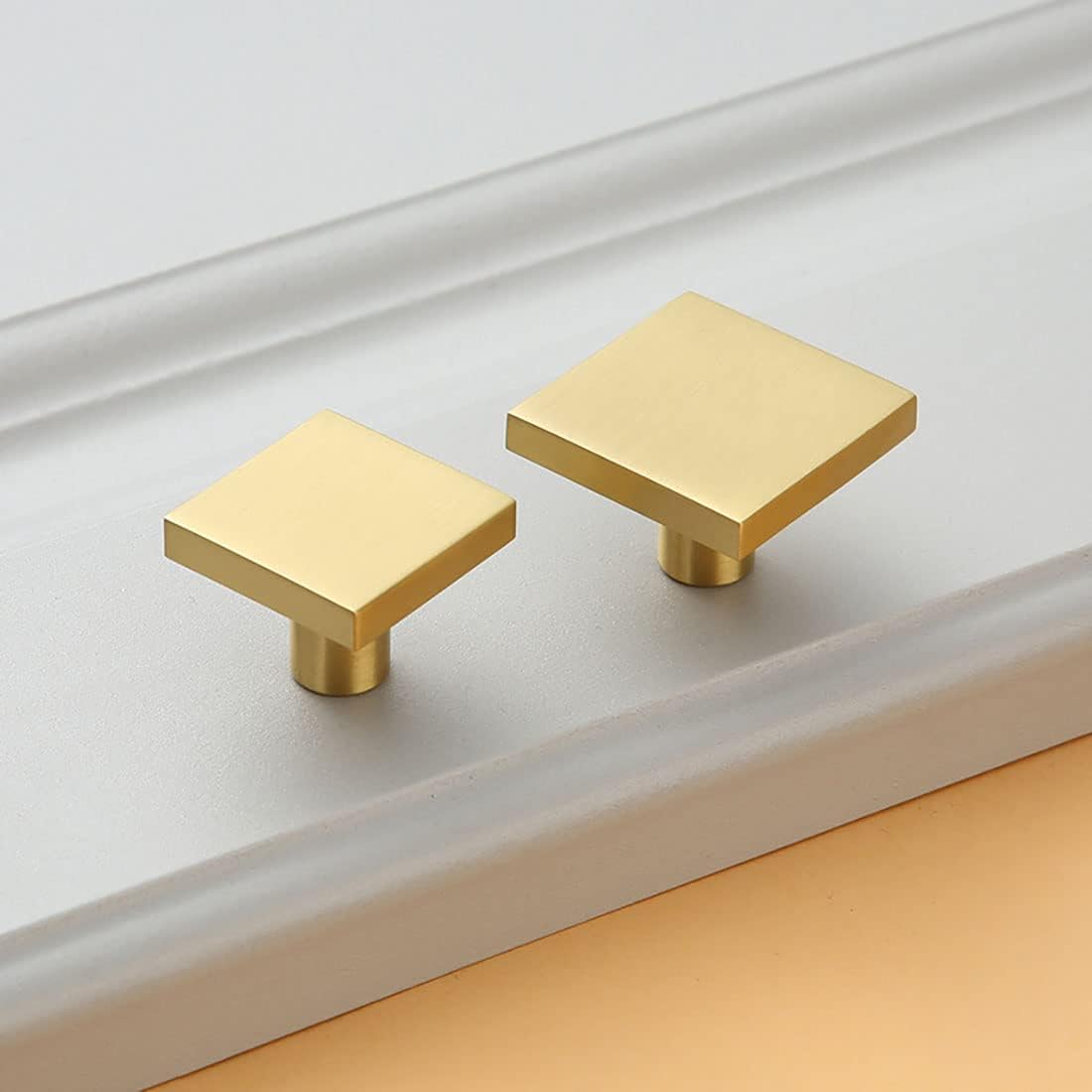 Quadratische goldfarbene Küchenschrankgriffe aus massivem Messing