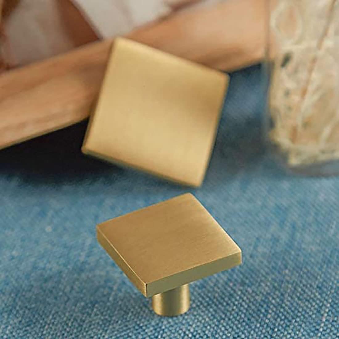 Quadratische goldfarbene Küchenschrankgriffe aus massivem Messing