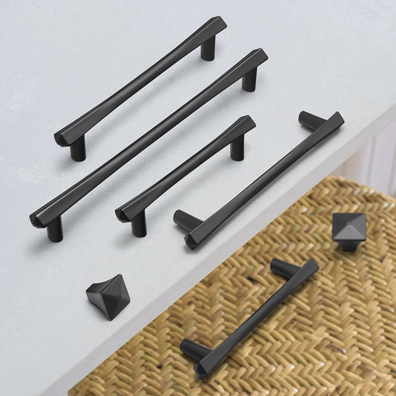 Moderne schwarze Küchenschrankgriffe und Knöpfe