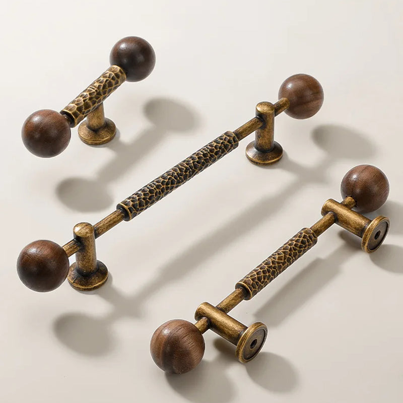 Vintage-Schrankgriffe aus Walnuss und Messing