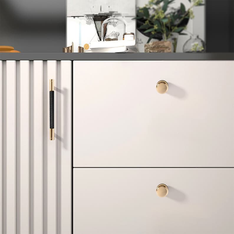 Schwarze Griffe aus gerändeltem Aluminium für Küchenmöbel